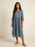 Linnen midi jurk met borduursels in blauw
