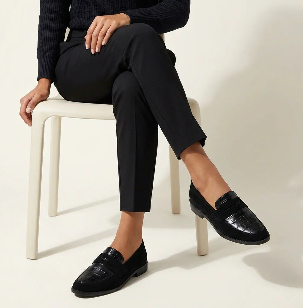 Loafers met crocoprint en minimalistisch design