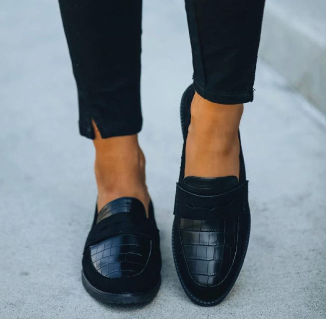 Loafers met crocoprint en minimalistisch design