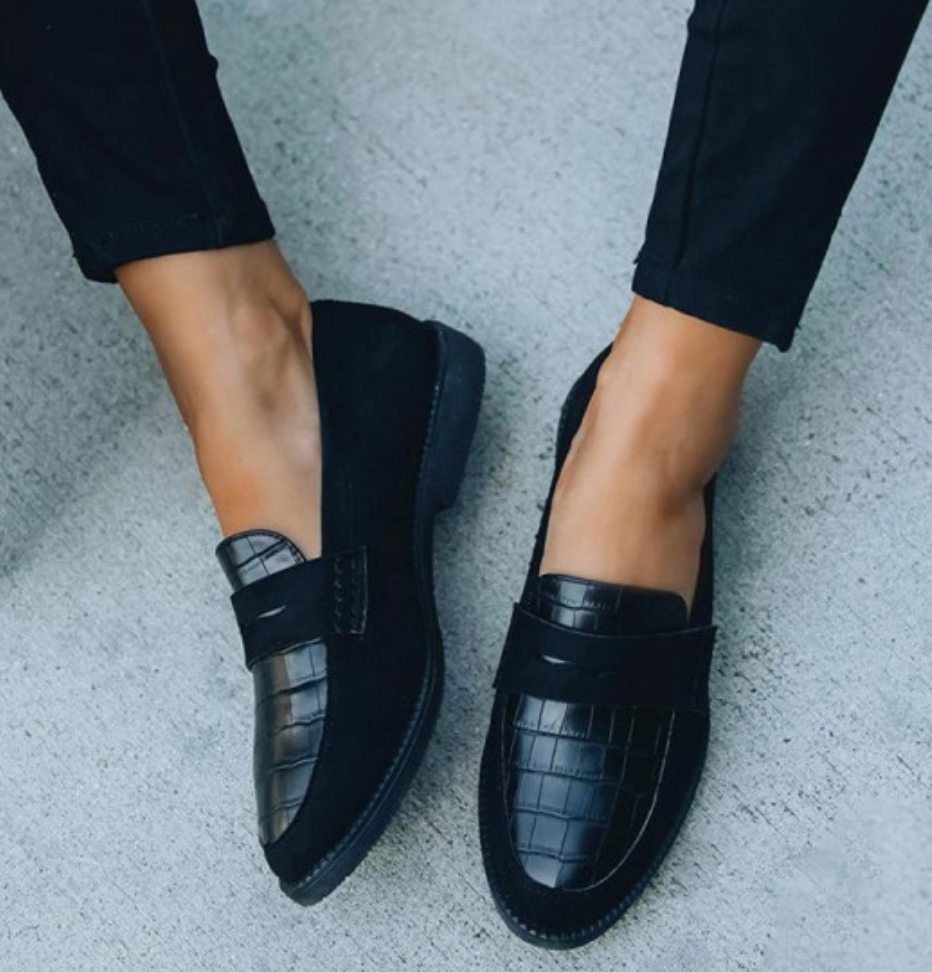 Loafers met crocoprint en minimalistisch design in zwart
