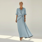 Maxi jurk met twistdetail en contrastbiezen in blauw
