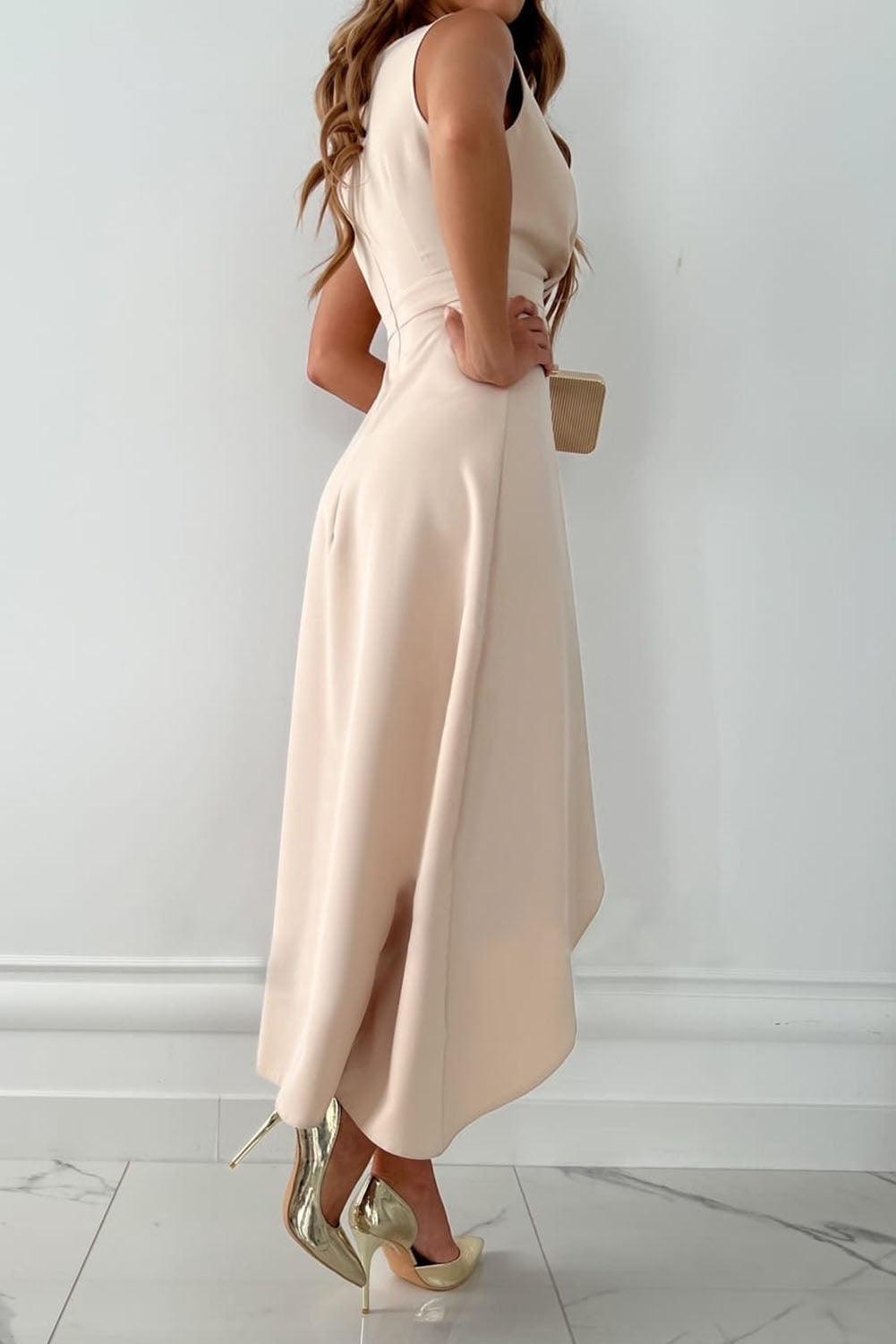 Maxi jurk met V-hals en asymmetrische rok voor dames in beige
