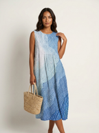 Luchtige midi jurk met print en steekzakken in blauw 1