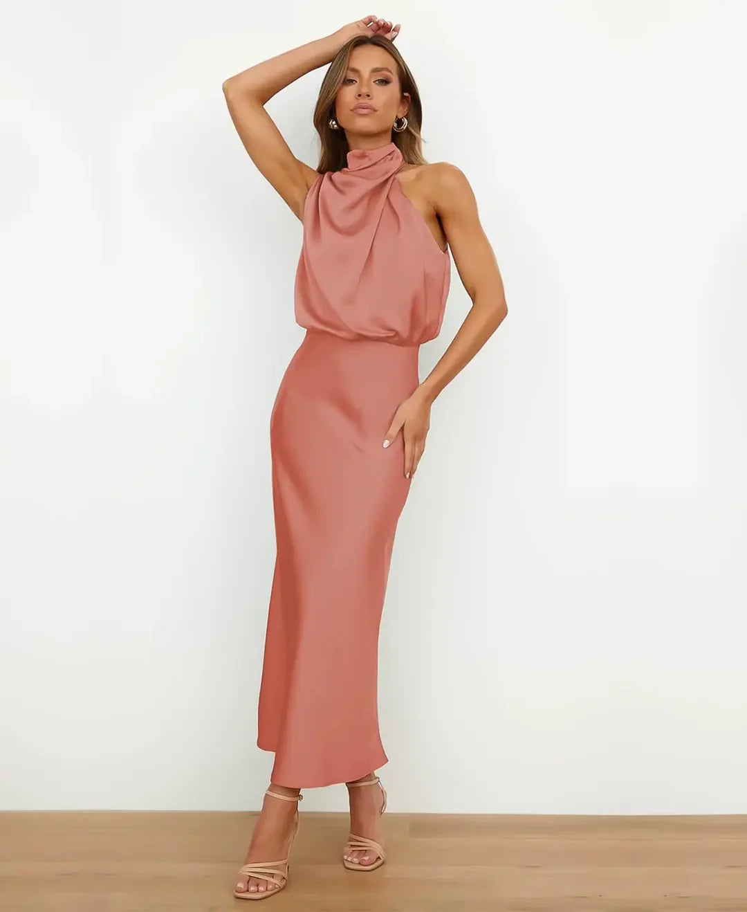 Midi jurk met satijnlook en halterhals voor dames in perzik