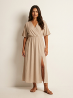 Midi wikkeljurk met korte mouwen en split in beige
