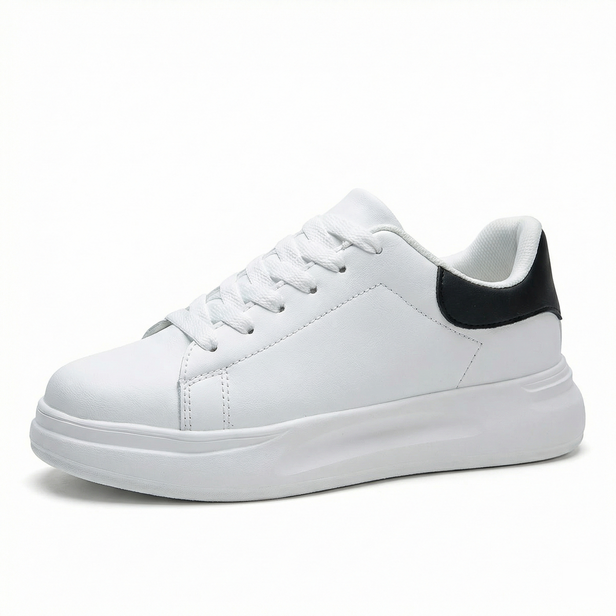 Minimalistische sneakers met soepele zool in wit/zwart