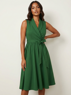 Mouwloze midi jurk met strikceintuur in groen