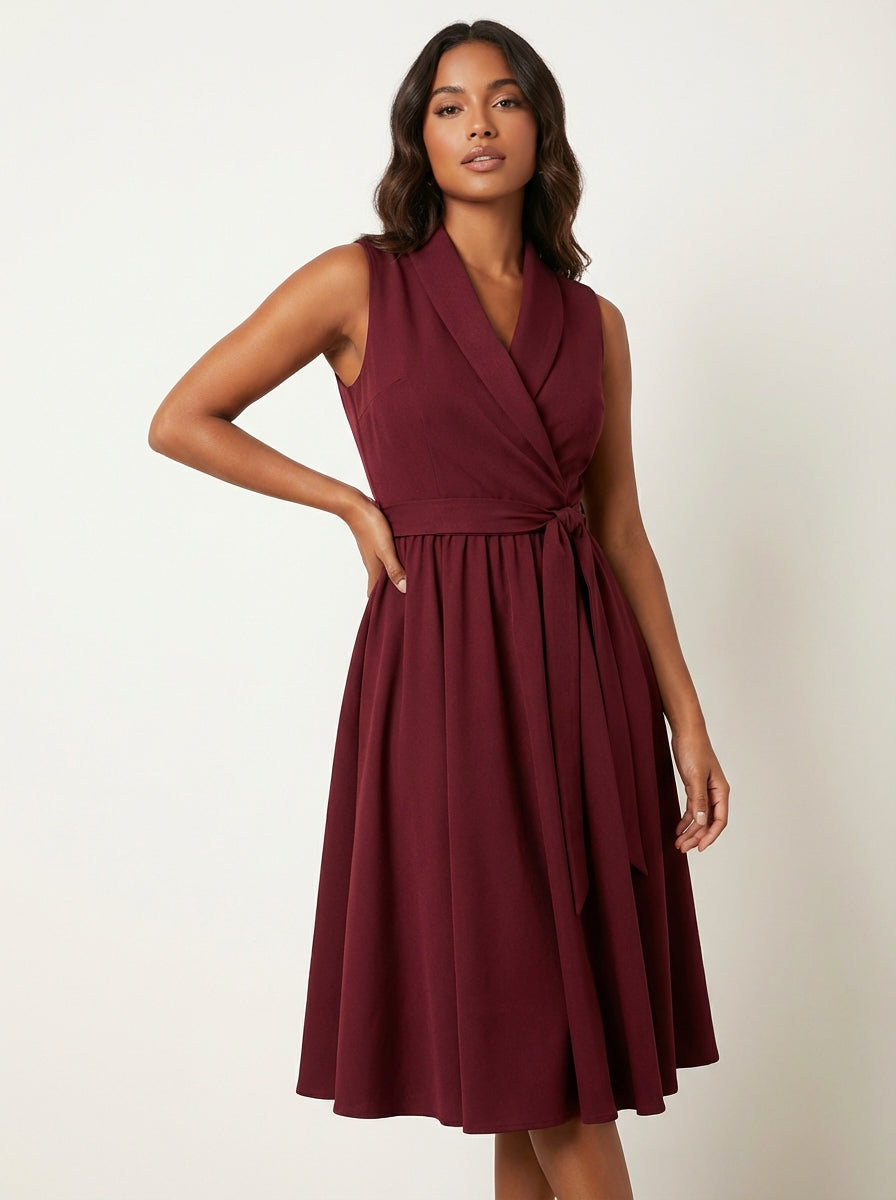 Mouwloze midi jurk met strikceintuur