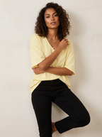 Oversized T-shirt met V-hals in licht geel