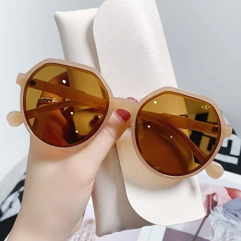 Oversized zonnebril met geometrisch montuur voor dames in beige