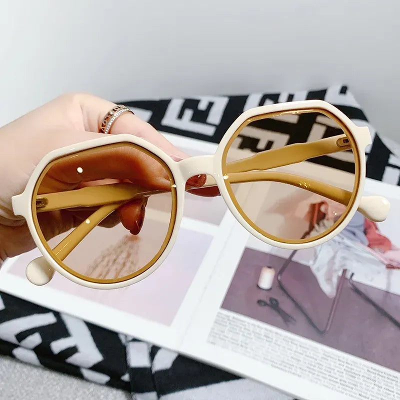 Oversized zonnebril met geometrisch montuur voor dames in wit/ bruin