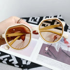 Oversized zonnebril met geometrisch montuur voor dames in wit/ bruin