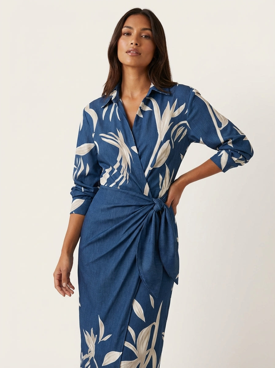 Overslagjurk met print en tailleband in marina blauw