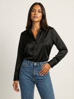 Satijnen blouse met klassieke kraag in zwart