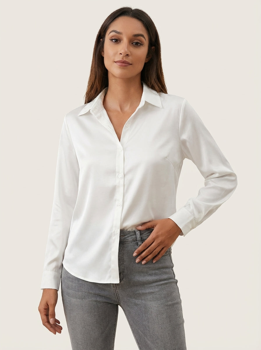 Satijnen blouse met klassieke kraag in wit