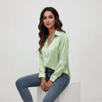 Satijnen blouse met klassieke kraag in licht groen