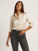 Satijnen blouse met klassieke kraag in champagne