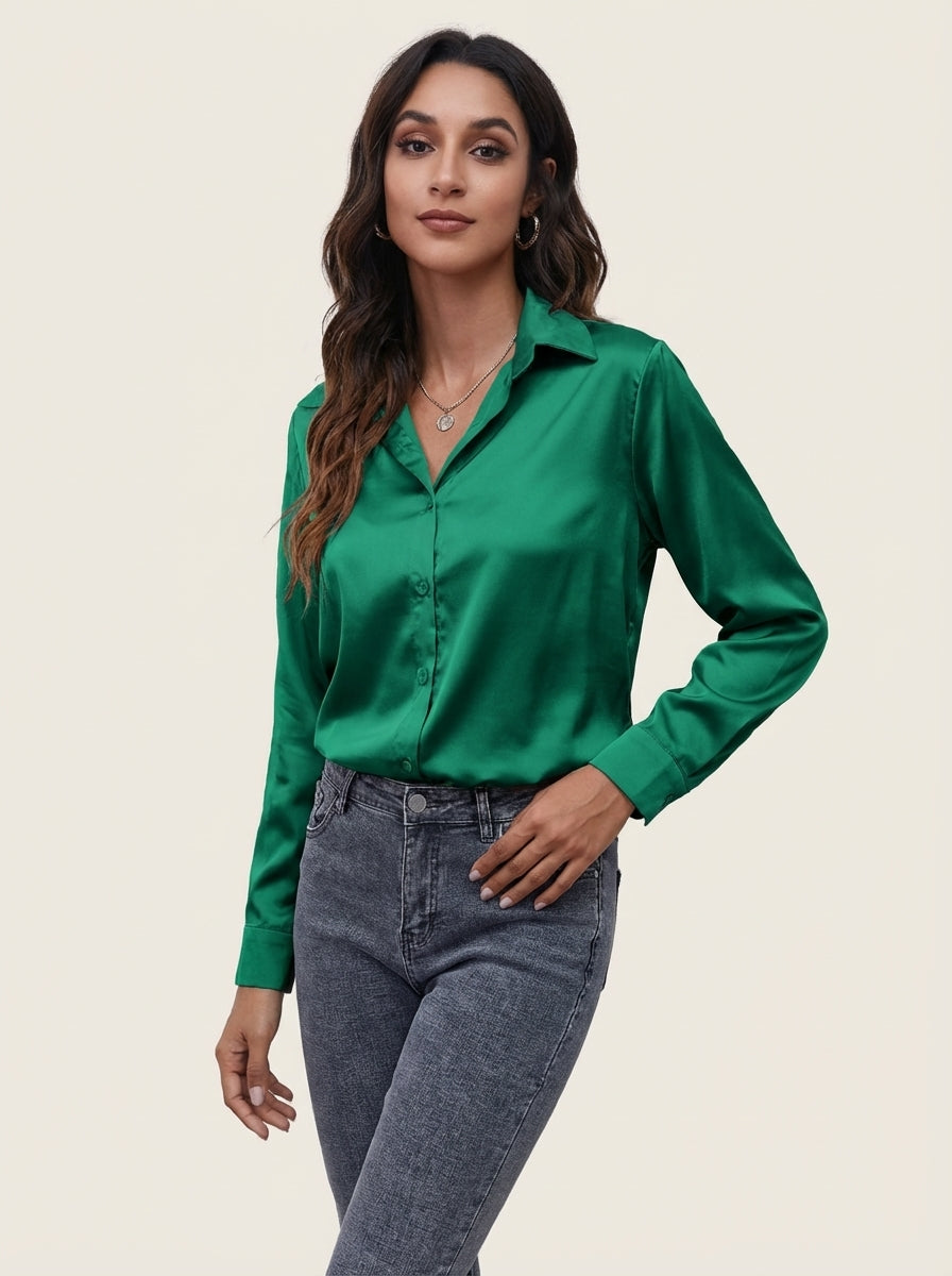 Satijnen blouse met klassieke kraag in groen