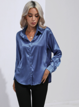 Satijnen blouse met klassieke kraag in blauw