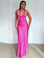 Satijnen maxi jurk met halterhals en twistdetail in roze