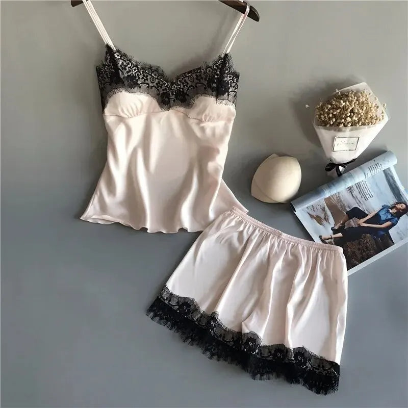 Satijnen pyjamaset met kanten afwerking voor dames