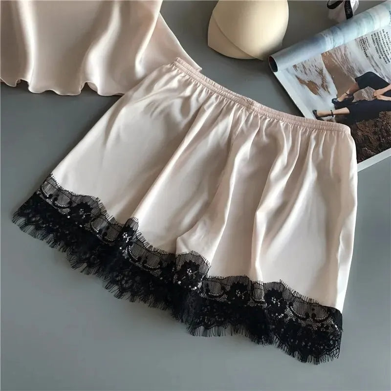 Satijnen pyjamaset met kanten afwerking voor dames
