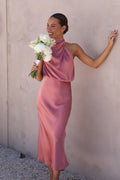 Satijnen set met haltertop en maxi rok in roze