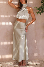 Satijnen set met haltertop en maxi rok in groen
