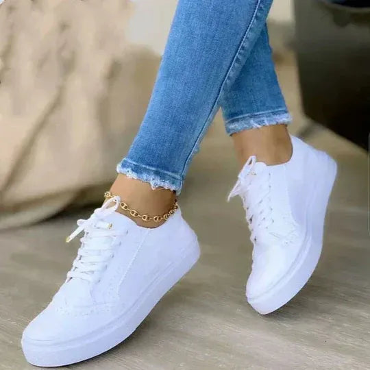 Sneakers met lichtgewicht constructie en zachte binnenvoering voor dames in wit