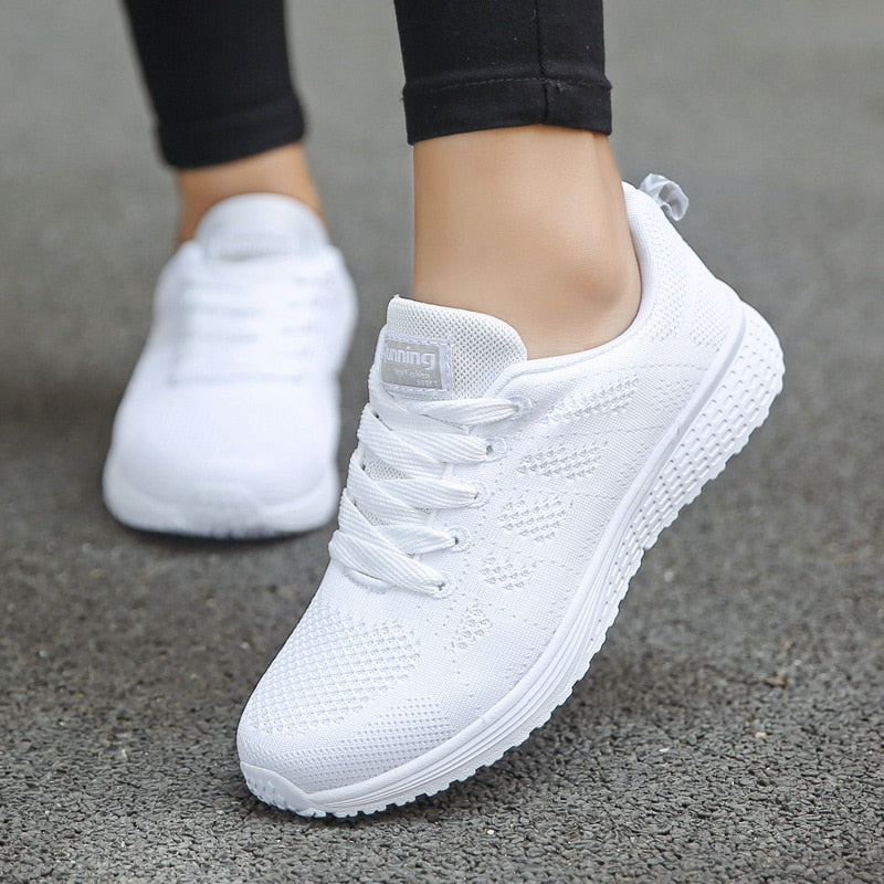 Sneakers met mesh bovenwerk en schokdempende zool voor dames in wit