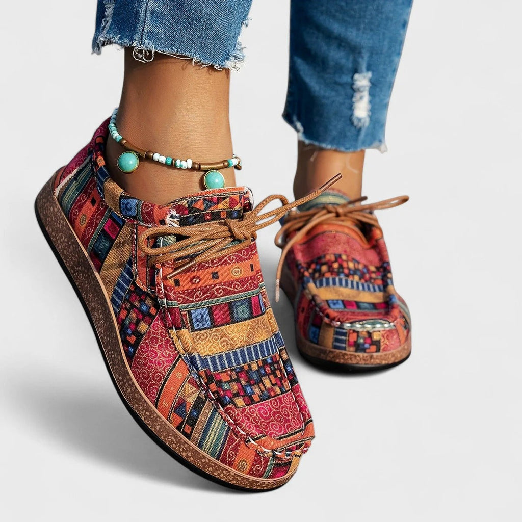 Sneakers met artistiek patroon en stevige zool in rood