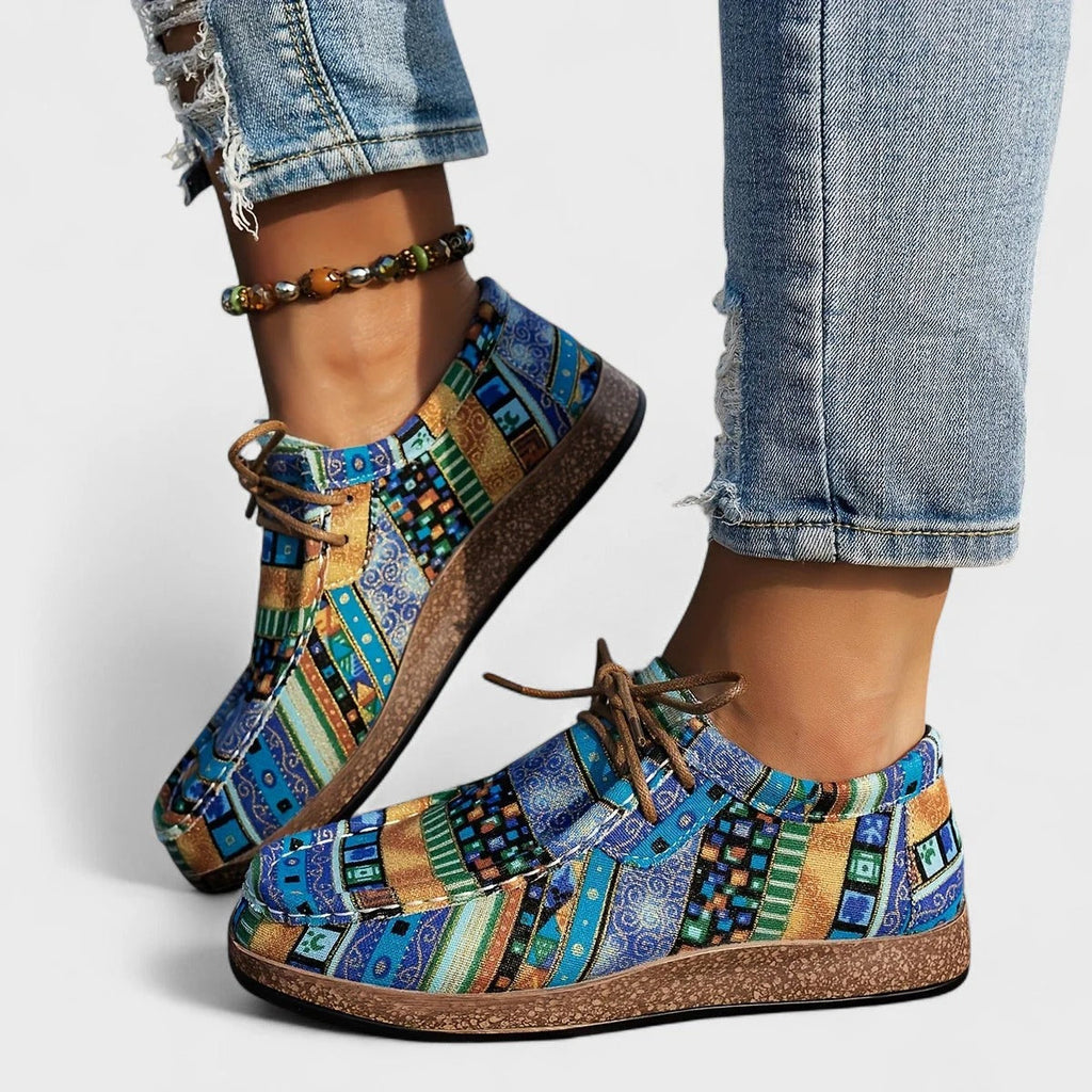 Sneakers met artistiek patroon en stevige zool in blauw