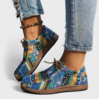 Sneakers met artistiek patroon en stevige zool in blauw
