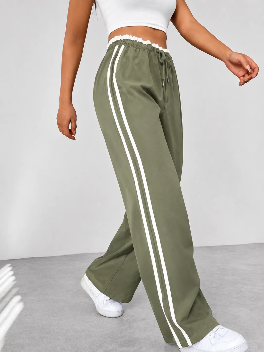 Sportbroek met zijstrepen en elastische taille voor dames in legergroen