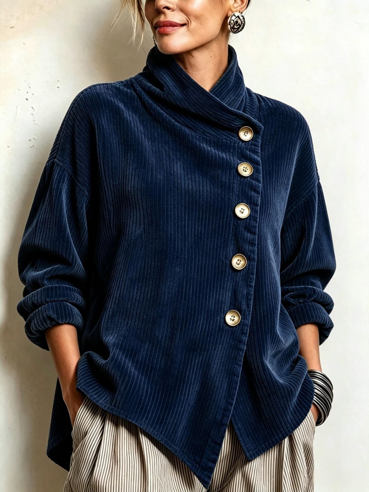 Trui van ribfluweel met diagonale knoopsluiting voor dames in marineblauw
