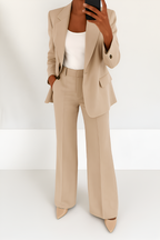 Tweedelig pak met tijdloze snit voor dames in beige