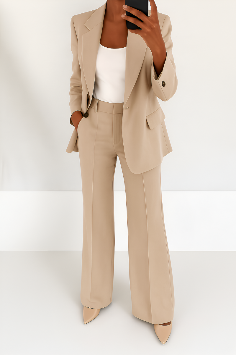Tweedelig pak met tijdloze snit voor dames in beige