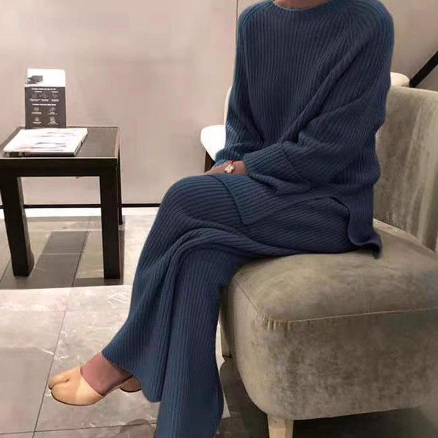 Tweedelige set met gebreide trui en broek voor dames in blauw