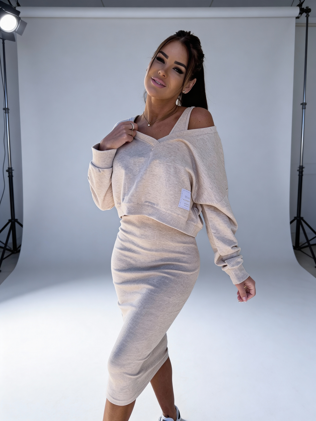 Tweedelige set met off-shoulder top en midi rok voor dames in beige