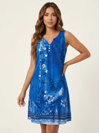 Zomerjurk met artistieke print en V-hals in blauw