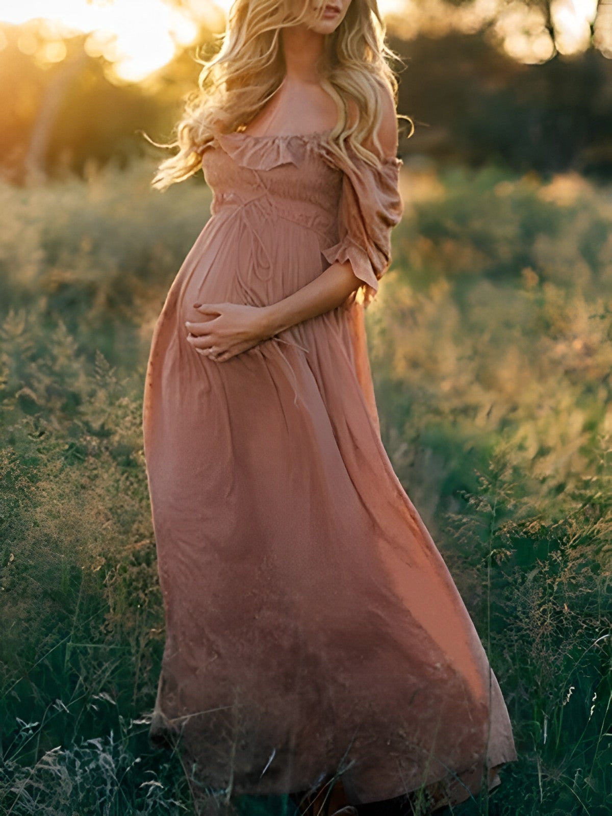 Zwangerschapsjurk met off-shoulder hals en gedrapeerde ruches in roze