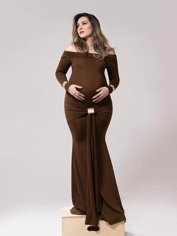 Zwangerschapsjurk met off-shoulder boothals en knoopdetail in koffie