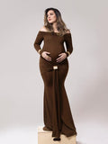 Zwangerschapsjurk met off-shoulder boothals en knoopdetail in koffie