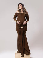 Zwangerschapsjurk met off-shoulder boothals en knoopdetail in koffie