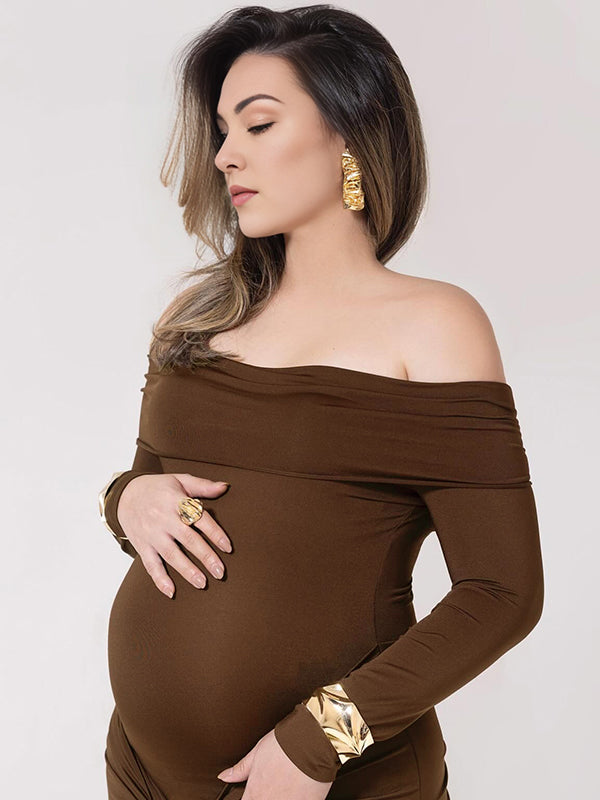 Zwangerschapsjurk met off-shoulder boothals en knoopdetail in koffie